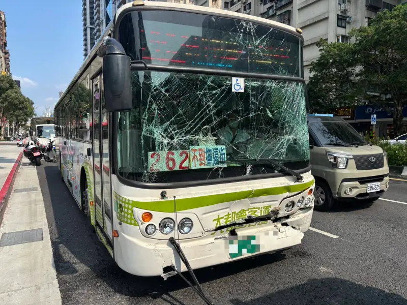 ▲北市2公車追撞，9人送醫。（圖／警方提供）