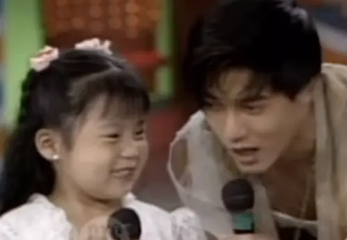 ▲楊小黎（左）6歲的時候就在綜藝節目裡，親自問能不能長大嫁給郭富城（右），30年後的今天，她重溫這段內容，稱郭富城現在依然很帥，想祝這位「無緣的老公」今天獲得香港電影金像獎影帝大獎。（圖／摘自楊小黎IG）