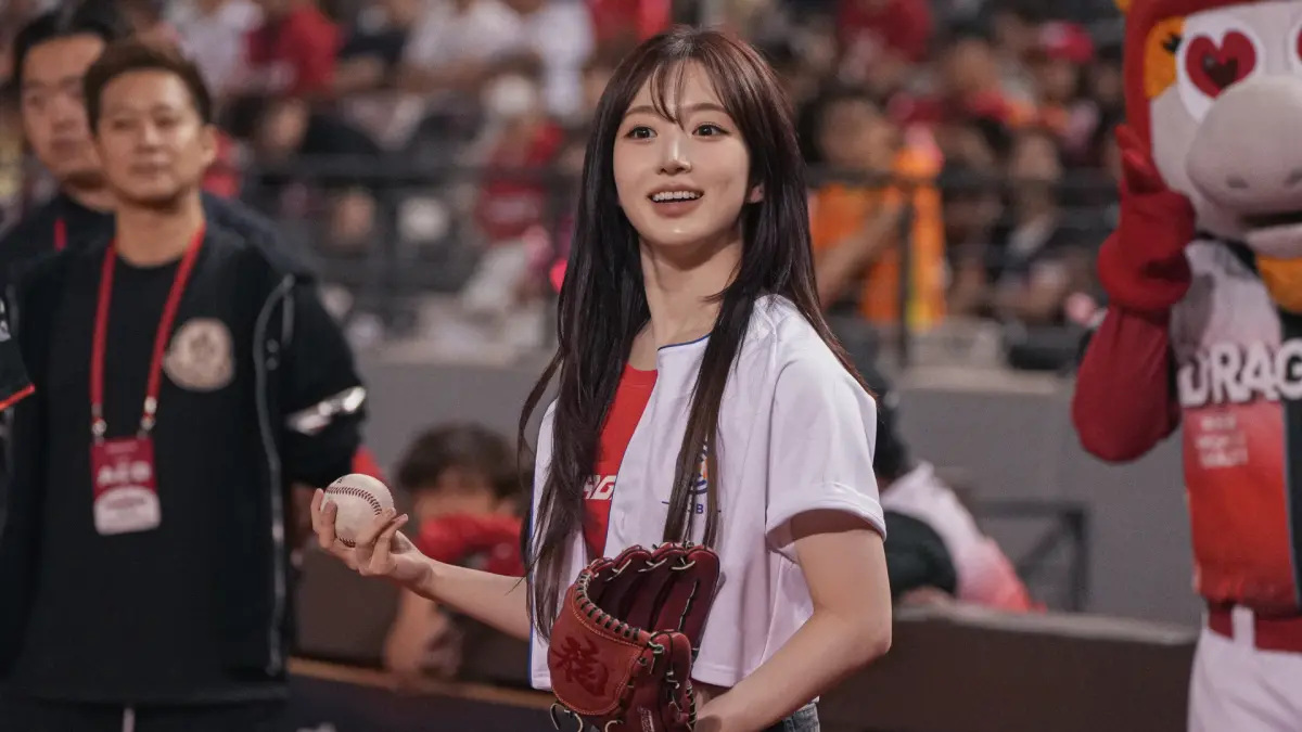 ▲味全龍邀請女團NMIXX到大巨蛋開球嘉賓，由Haewon（如圖）擔任開球投手，徐若熙負責接球。開球儀式結束後，徐若熙和成員拍照時害羞地用手套把臉擋住，讓現場球迷全暴動。（圖／DJB提供）