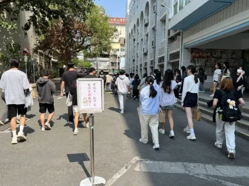 ▲115學年四技二專統一入學測驗倒數，但大安高工學生考前被提醒別穿校服，意外在網路上引發討論。（圖／測驗中心提供）