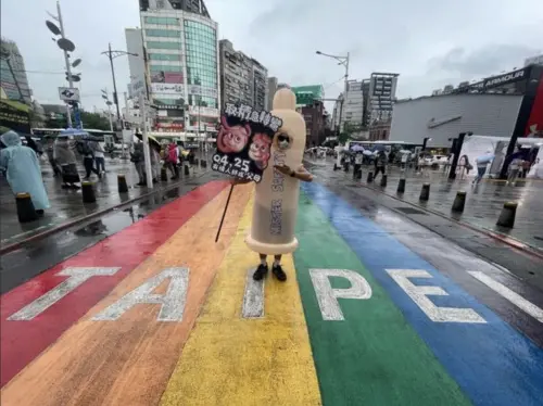 ▲挪威動畫片《取精急轉彎》前進西門町造勢,出動巨型保險套造型的吉祥物「洨保貝」。(圖/原創娛樂提供) ▲挪威動畫片《取精急轉彎》前進西門町造勢,出動巨型保險套造型的吉祥物「洨保貝」。(圖/原創娛樂提供)