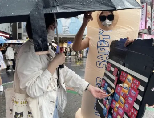 ▲願意和「洨保貝」互動的民眾還不少,發揮不錯的宣傳效益。(圖/原創娛樂提供) ▲願意和「洨保貝」互動的民眾還不少,發揮不錯的宣傳效益。(圖/原創娛樂提供)