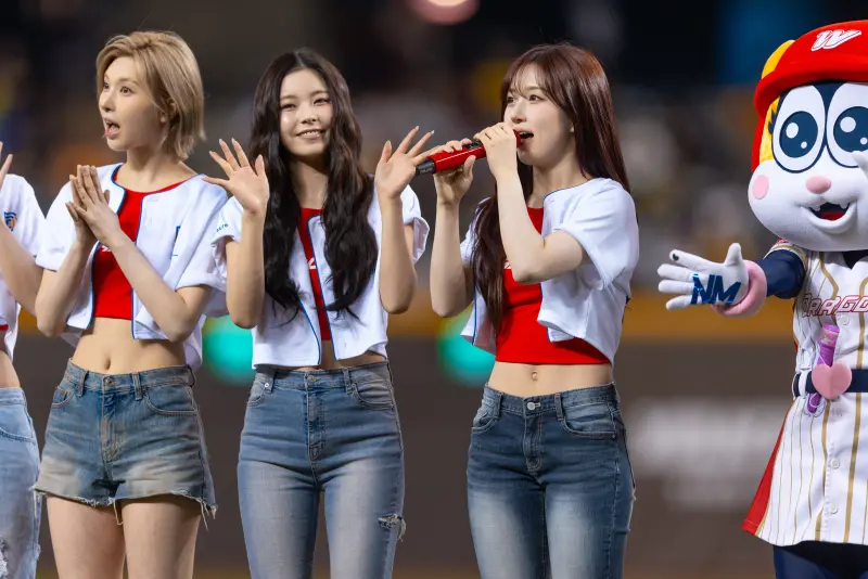 ▲韓國女團NMIXX今（27）日受味全龍邀請，在臺北大巨蛋的「龍象大戰」擔任開球投手以及賽後演唱嘉賓。（圖／DJB提供）