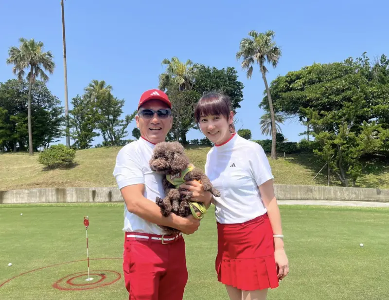 ▲民雄（左）與老婆芳芳帶著家中毛小孩一起健行，民雄透露當初見到芳芳就是在打高爾夫球的場合，婚後卻因為自己太喜歡高爾夫，被抱怨有點冷落她。（圖／《我的毛孩很有戲》提供）