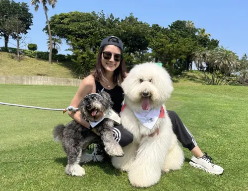 ▲葉欣寧帶著家裡的兩隻毛小孩出門，透露要在《我的毛孩很有戲》第2季獻出主持處女秀。（圖／《我的毛孩很有戲》提供）