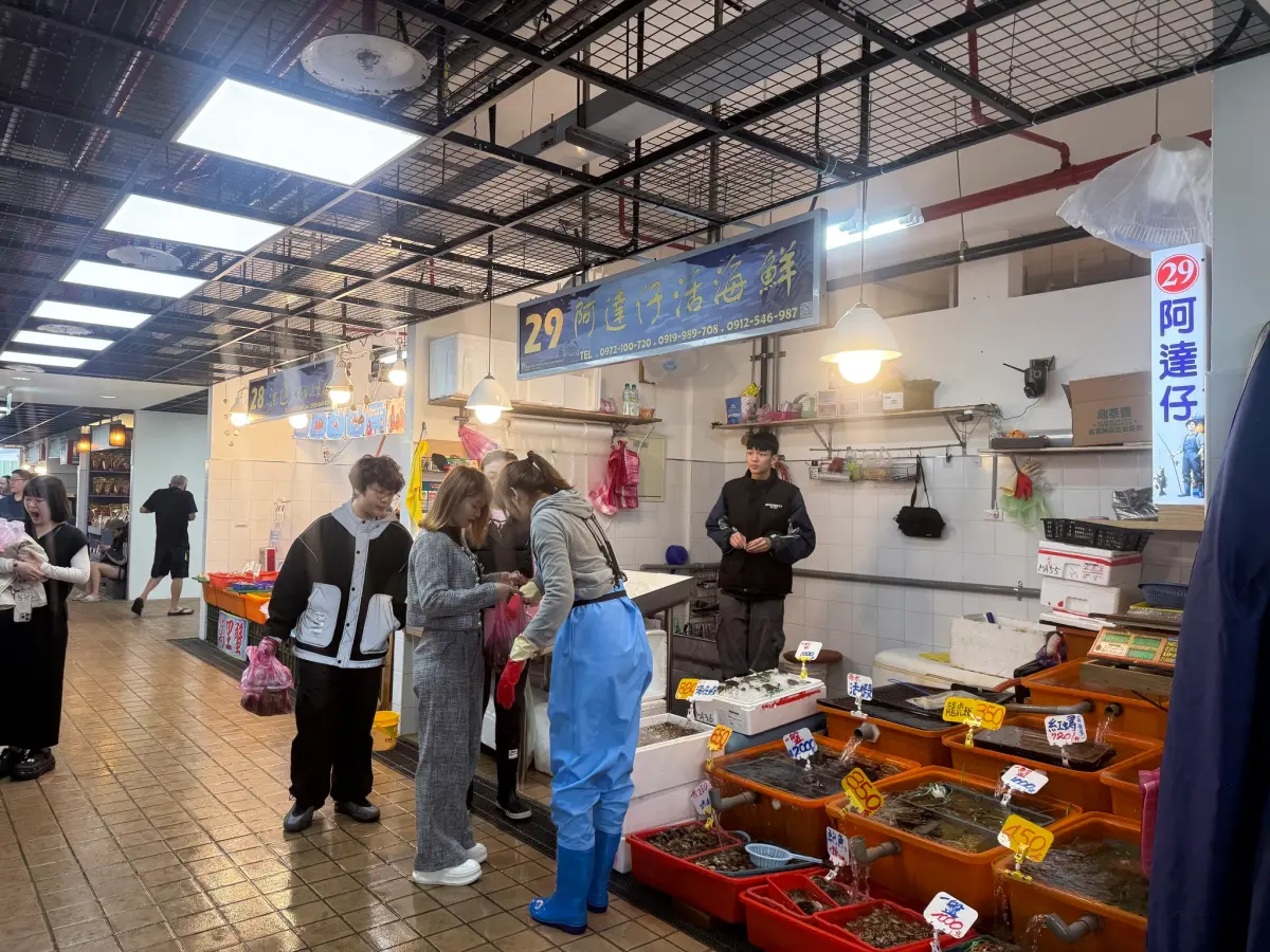 ▲「螃蟹天堂」龜吼漁港的漁夫市集強勢回歸，現場整理的超乾淨，吸引許多遊客搶在第一波朝聖。（圖／新北漁樂快爆）