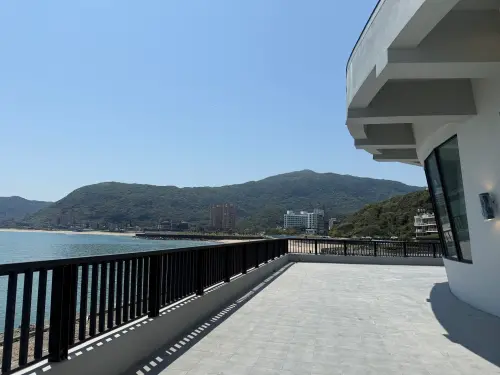 ▲龜吼市集二樓戶外觀海平台可以眺望海岸線。(圖/新北漁樂快爆) ▲龜吼市集二樓戶外觀海平台可以眺望海岸線。(圖/新北漁樂快爆)