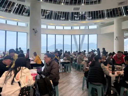龜吼漁港漁夫市集二樓用餐區相當乾淨、明亮。(圖/新北漁樂快爆) ▲龜吼漁港漁夫市集二樓用餐區相當乾淨、明亮。(圖/新北漁樂快爆)