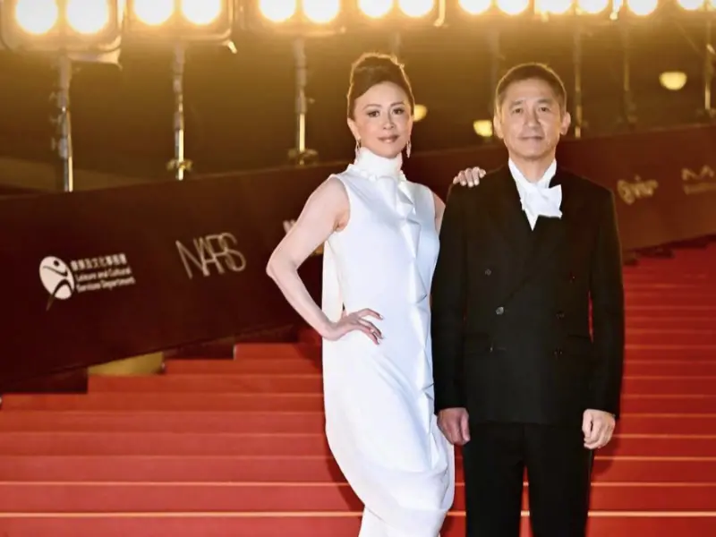 ▲劉嘉玲（左）與梁朝偉一起走香港電影金像獎頒獎典禮紅地毯，前者的女王氣勢壓過影帝老公。而今年紅毯不乏走性感路線的女星，去年入圍影后但未獲獎的王丹妮，深V禮服成為話題。（圖／摘自看電影 微博）
