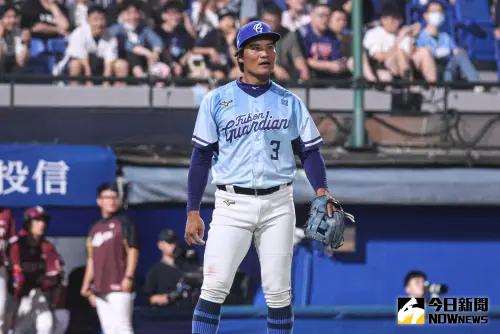 富邦悍將王勝偉在延長賽暴傳,讓樂天桃猿攻下超前分,悍將最終以2:3不敵桃猿。(圖/記者朱永強攝) ▲富邦悍將王勝偉本季改守三壘,他坦言還是需要重新適應。(圖/記者朱永強攝)