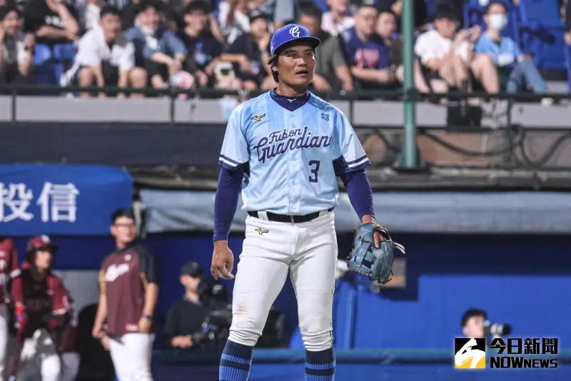 ▲富邦悍將王勝偉在延長賽暴傳，讓樂天桃猿攻下超前分，悍將最終以2：3不敵桃猿。（圖／記者朱永強攝）