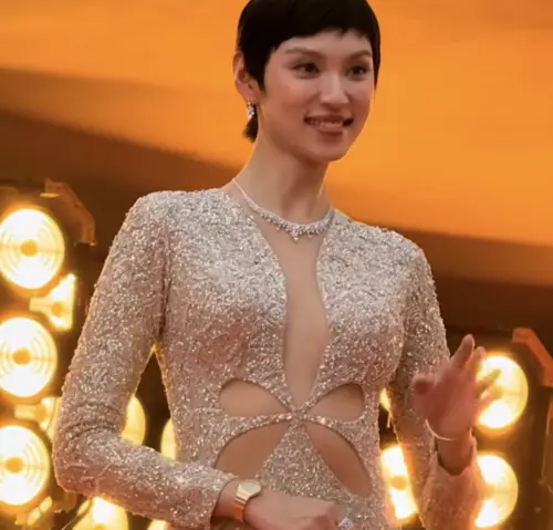 ▲王丹妮出席香港電影金像獎頒獎典禮,穿上深V性感禮服,到接近肚臍的部位還有花瓣形狀的巧思,很有話題。(圖/摘自香港電影金像獎IG) ▲王丹妮出席香港電影金像獎頒獎典禮,穿上深V性感禮服,到接近肚臍的部位還有花瓣形狀的巧思,很有話題。(圖/摘自香港電影金像獎IG)