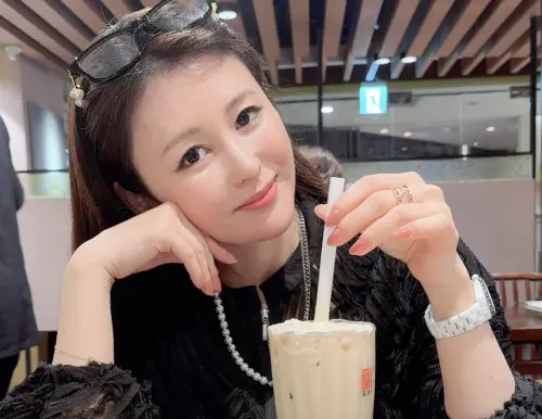 麻衣驚喜回台！狂喝珍奶加碼推薦這2樣美食　45歲狀態像在發光
