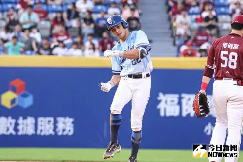 富邦悍將李宗賢此役4打數敲出3安打,演出猛打賞。(圖/記者朱永強攝) ▲富邦悍將李宗賢此役4打數敲出3安打,演出猛打賞。(圖/記者朱永強攝)