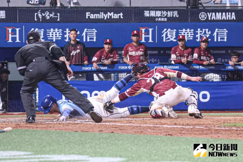 ▲富邦悍將孔念恩搶攻本壘，遭到樂天桃猿外野手林政華阻殺於本壘前。（圖／記者朱永強攝）