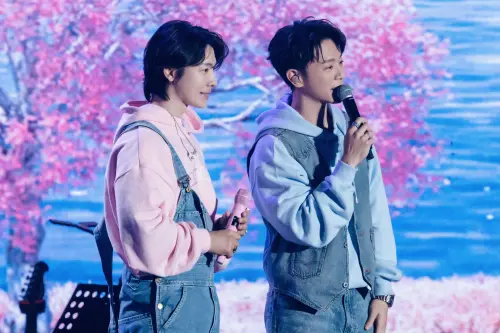 ▲韋禮安(右)親臨東海(左)演唱會現場。(圖/網銀國際影視提供) ▲韋禮安(右)親臨東海(左)演唱會現場。(圖/網銀國際影視提供)