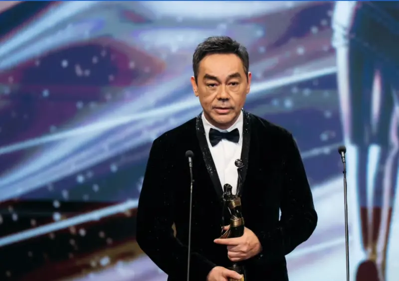 ▲劉青雲以《爸爸》成為今年香港電影金像獎最佳男主角得主，打敗呼聲亦頗高的《破·地獄》許冠文，該片是根據真實案件搬上銀幕。《破·地獄》中飾演許冠文女兒的衛詩雅則成為最佳女主角得主。（圖／摘自香港電影金像獎IG）