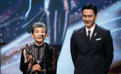 ▲《老狐狸》得到香港電影金像獎「最佳亞洲華語電影」大獎，劉冠廷（右）身為頒獎人，卻頒給自己主演的影片。（圖／摘自香港電影金像獎IG）