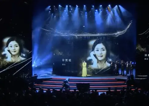 ▲大S徐熙媛出現在今年香港電影金像獎的「追思已逝影人」短片中,瓊瑤、劉家昌、石班瑜、方大同等也都在短片裡面,讓粉絲看了頗為傷感。(圖/翻攝自XPXP_XPXP微博) ▲今年香港電影金像獎的「追思已逝影人」短片中,出現大S(如圖)瓊瑤、方大同等畫面,粉絲雖然看了感動,卻也有人批評演唱人岑寧兒特寫畫面太多,干擾對已逝影人的緬懷。(圖/翻攝自XPXP_XPXP微博)