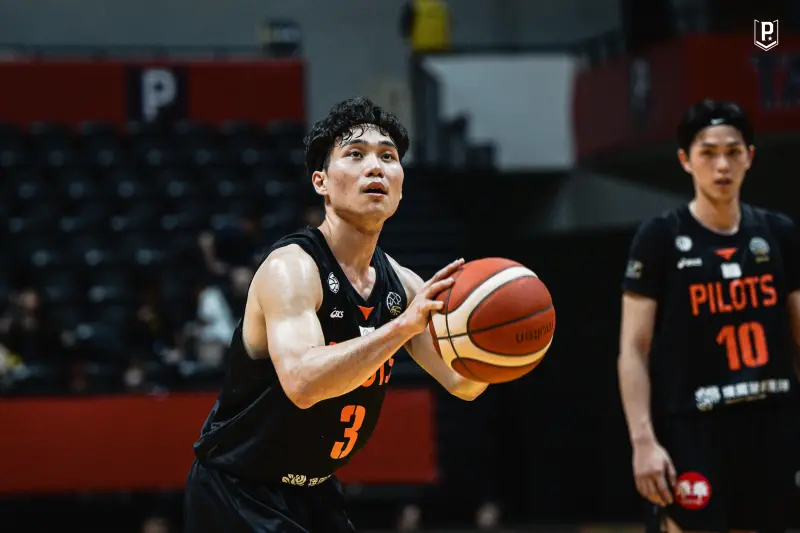 ▲領航猿洋將瓊斯(Jarrod Jones)攻下19分16籃板的雙十表現，本土後衛陳力生有12分進帳，終場以85：63擊敗對手，順利收下BCL資格賽第四場勝利。（圖／領航猿提供）