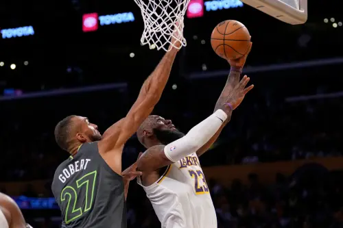 ▲「詹皇」LeBron James（右）與灰狼中鋒Rudy Gobert大動作卡位爭搶籃板，後者直接失控肘擊LeBron後腦，當場吃到技術犯規，LeBron也氣得差點失控衝上去理論，雙方險釀成衝突。（圖／美聯社／達志影像）