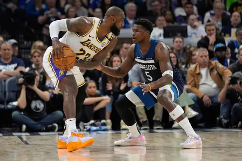 ▲LeBron James（左）本戰開啟全力詹模式，全場繳出27分全能數據，但湖人終場仍不敵灰狼，系列賽已陷入淘汰邊緣。（圖／美聯社／達志影像）