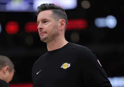 湖人總教練JJ Redick季後賽首輪G4,面臨無牌可用窘境,最後讓5人硬撐完全場還輸球,寫下近30年首見紀錄。(圖/美聯社/達志影像) ▲湖人總教練JJ Redick季後賽首輪G4,面臨無牌可用窘境,最後讓5人硬撐完全場還輸球,寫下近30年首見紀錄。(圖/美聯社/達志影像)