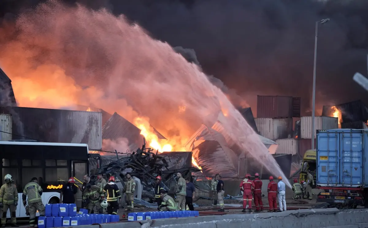 ▲伊朗港口大爆炸已造成至少40人死亡、超過1000人受傷。（圖／美聯社／達志影像）