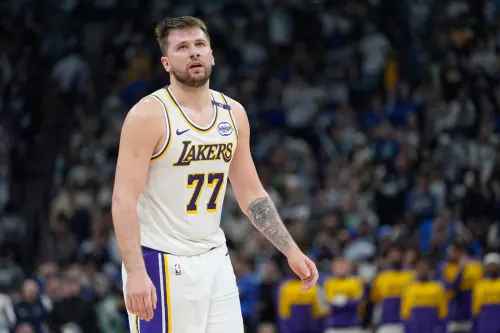▲Luka Doncic全場上場超過45分鐘攻下38分,無奈湖人仍以3分差距吞敗。(圖/美聯社/達志影像) ▲Luka Doncic全場上場超過45分鐘攻下38分,無奈湖人仍以3分差距吞敗。(圖/美聯社/達志影像)