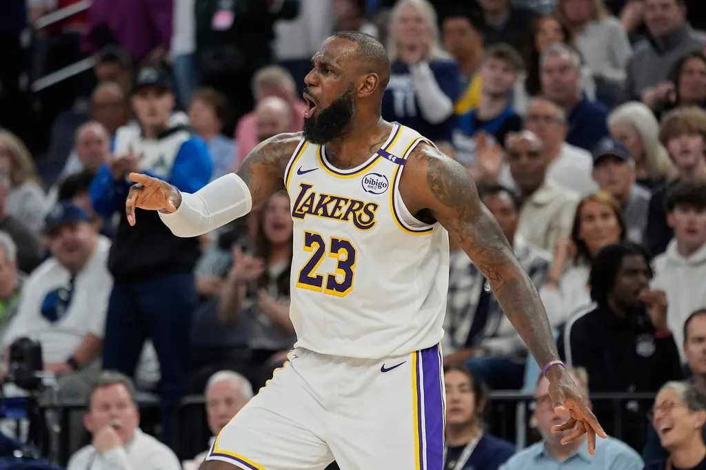 ▲LeBron James針對比賽最後10.1秒自己切球時被吹犯規表示不滿，直言「手是球的一部分，他們總是這麼說。」（圖／美聯社／達志影像）