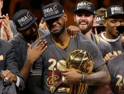 ▲LeBron James曾經在2016年率領騎士，於總冠軍賽最終擊敗Curry的勇士，完成史上唯一一次的1勝3敗逆境翻盤紀錄。（圖／美聯社／達志影像）