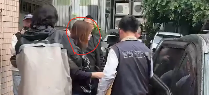 ▲調查局新北市調處偵辦罷免立委幽靈連署案，帶走國民黨新北市黨部書記長陳貞容（圖／民眾提供，2025.04.28）