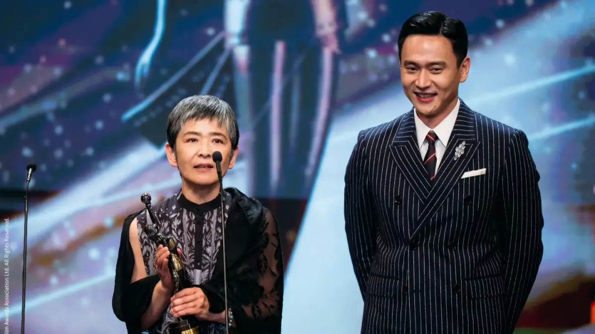 ▲劉冠廷（右）與監製小坂史子（左）親赴香港出席典禮，他主演《老狐狸》拿下香港電影金像獎「最佳亞洲華語電影獎」。（圖／香港電影金像獎臉書）