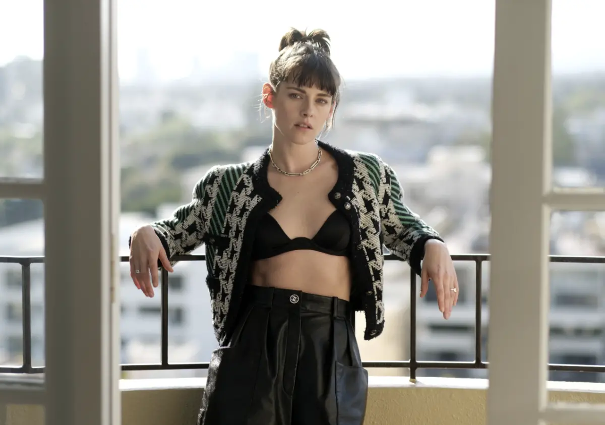 ▲「暮光女」克莉絲汀史都華（如圖）近日和編劇女友迪倫結婚，婚禮畫面終於公開，迪倫穿上透視白色紗裝，身材幾乎一覽無遺，而她則穿米色套裝，彼此甜蜜擁吻，讓網友看了都感動。（圖／美聯社／達志影像）