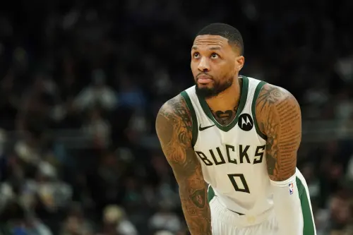 ▲密爾瓦基公鹿與印第安納溜馬的季後賽G4交鋒中，Damian Lillard遭遇了令人痛心的一幕。比賽首節，Lillard在嘗試搶下籃板時左腳突然不適，隨後倒地不起。儘管成功將球傳出，但他隨即痛苦地抱住自己的左腳踝與足部，久久無法站起。（圖／美聯社／達志影像）