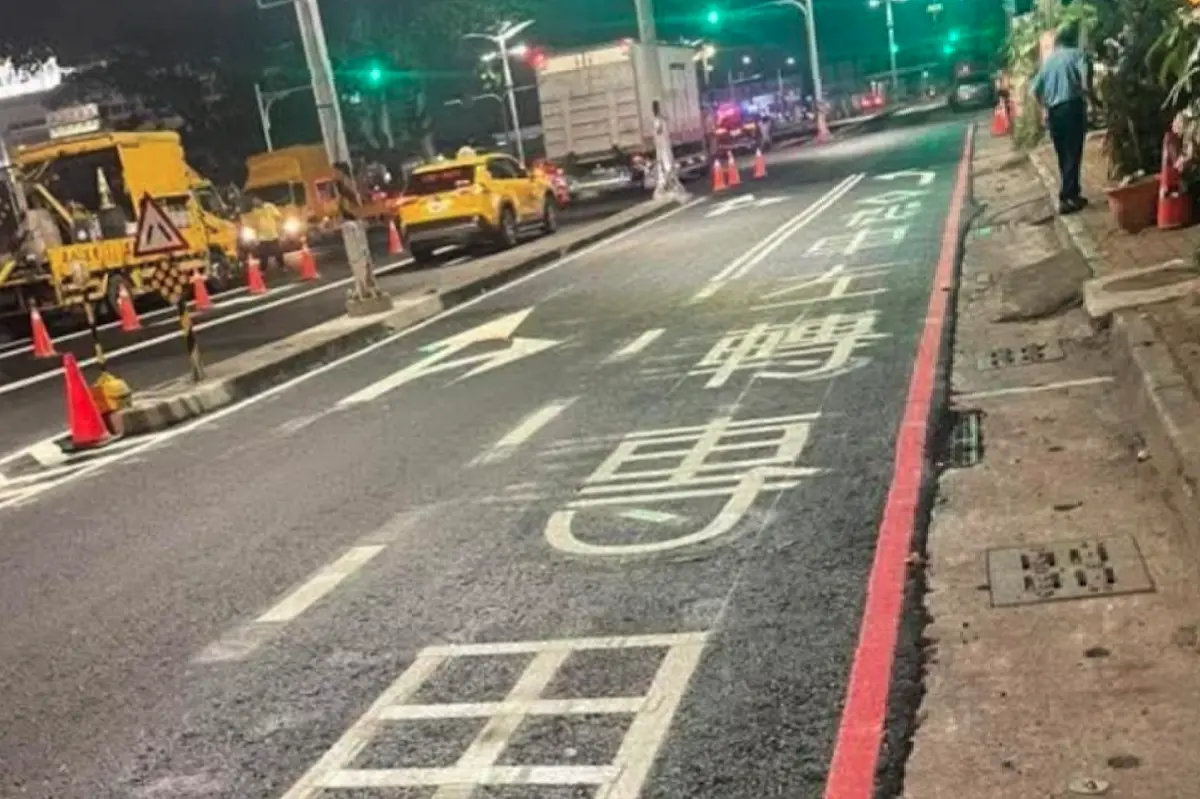 ▲高雄市小港區飛機路左轉民治路的道路，近期出現了新的標線設計，右側車道標示為「機車左轉專用」，左側則畫上直行加右轉的雙箭頭，這樣的標線安排讓不少網友看了滿頭問號。（圖／取自臉書社團「高雄小港區的大小事」）