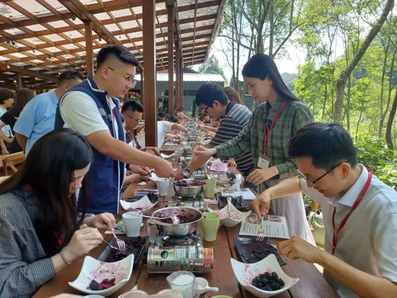 ▲參加者兩人一組互助體驗果醬DIY，在輕鬆自然的互動中展開交流(圖／民政局提供2025.4.28)