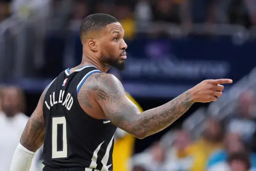 ▲NBA密爾瓦基公鹿今（28）日客場出戰印第安納溜馬，公鹿明星後衛Damian Lillard在首節一次進攻中，在無碰撞情況下倒地，根據NBA記者Chris Haynes消息指出，Lillard左腳阿基里斯腱斷裂，本賽季確定報銷。（圖／美聯社／達志影像）