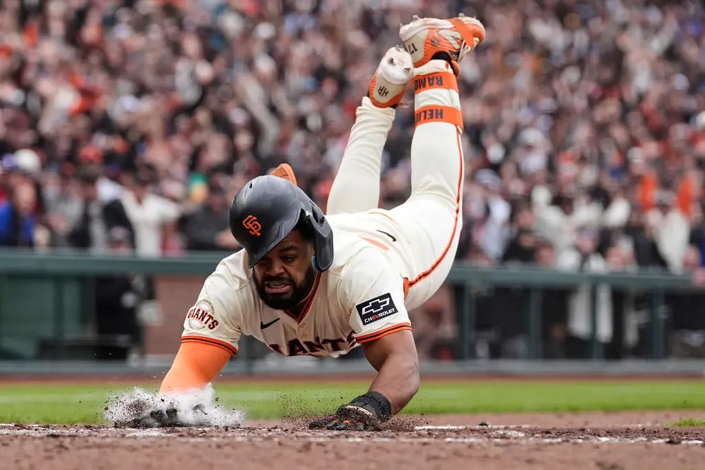 ▲MLB舊金山巨人今（28）日主場對上德州遊騎兵，9下遊騎兵守備連環失誤，Heliot Ramos靠著內野滾地球連跑4個壘包跑致勝分，終場巨人3：2氣走遊騎兵。（圖／美聯社／達志影像）