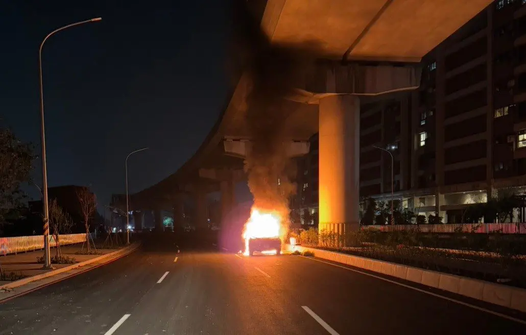 ▲桃園八德捷運新闢道路，27日晚間發生火燒車死亡事件，後座發現男性焦屍。（圖／桃園市消防局提供）