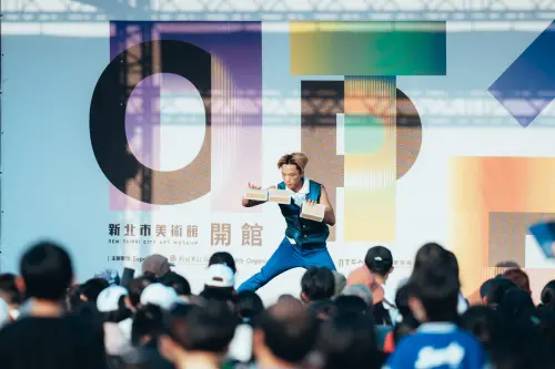 新北市美術館今(27)日迎來開館系列活動的第二天,馬戲主題演出從下午的「馬戲之門」《狂歡馬戲遊樂場》熱情開場 ▲新北市美術館今(27)日迎來開館系列活動的第二天,馬戲主題演出從下午的「馬戲之門」《狂歡馬戲遊樂場》熱情開場