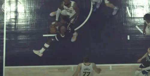 從比賽上方的畫面來看,LeBron James似乎確實有打手了,有對Antjony Edwards犯規。(圖/翻攝自YouTube) ▲從比賽上方的畫面來看,LeBron James似乎確實有打手了,有對Antjony Edwards犯規。(圖/翻攝自YouTube)