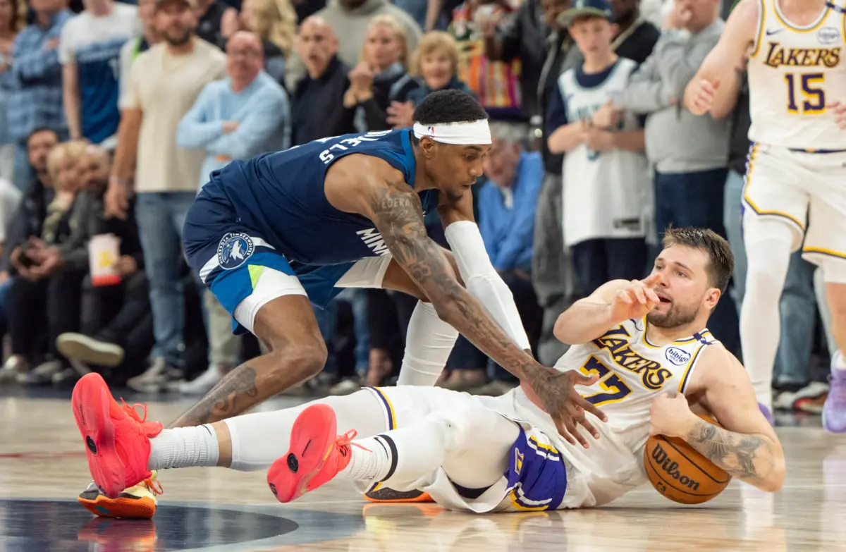 ▲湖人隊今日作客灰狼隊的季後賽首輪G4，儘管LeBron James與Luka Doncic皆公開質疑裁判判決，且湖人隊在關鍵時刻發生失誤，最終仍以113：116落敗，系列賽陷入1：3落後。（圖／路透／達志影像）