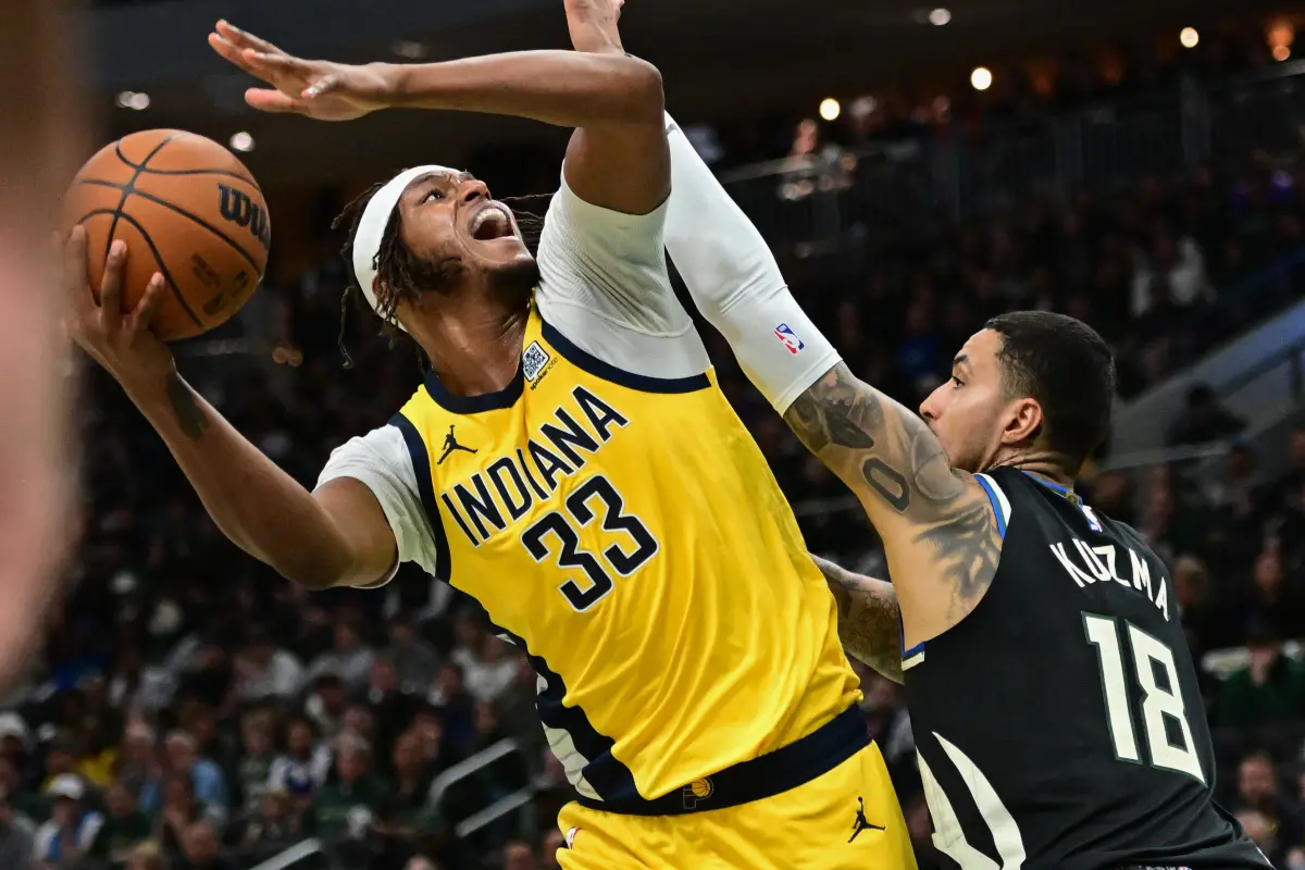 ▲溜馬隊G4火力全開，先發五人得分皆達雙位數，終場以129：103痛宰公鹿隊，系列賽取得3：1聽牌優勢。比賽中，Myles Turner無視「字母哥」Giannis Antetokounmpo的防守，上演一記震撼隔扣，點燃全隊士氣，更讓公鹿隊在主場顏面無光。（圖／路透／達志影像）