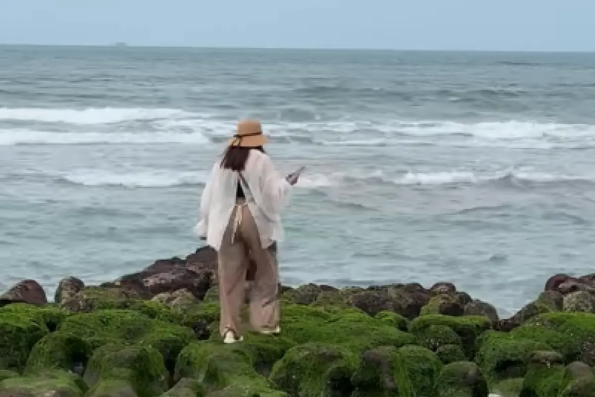 ▲北海岸石門區的「老梅綠石槽」每年春季吸引大批遊客朝聖，卻爆出有女遊客無視現場告示與路人勸阻，執意踩踏綠石槽拍照，行為曝光後引發網友群起撻伐。（圖／翻攝自臉書社團「爆料公社」）