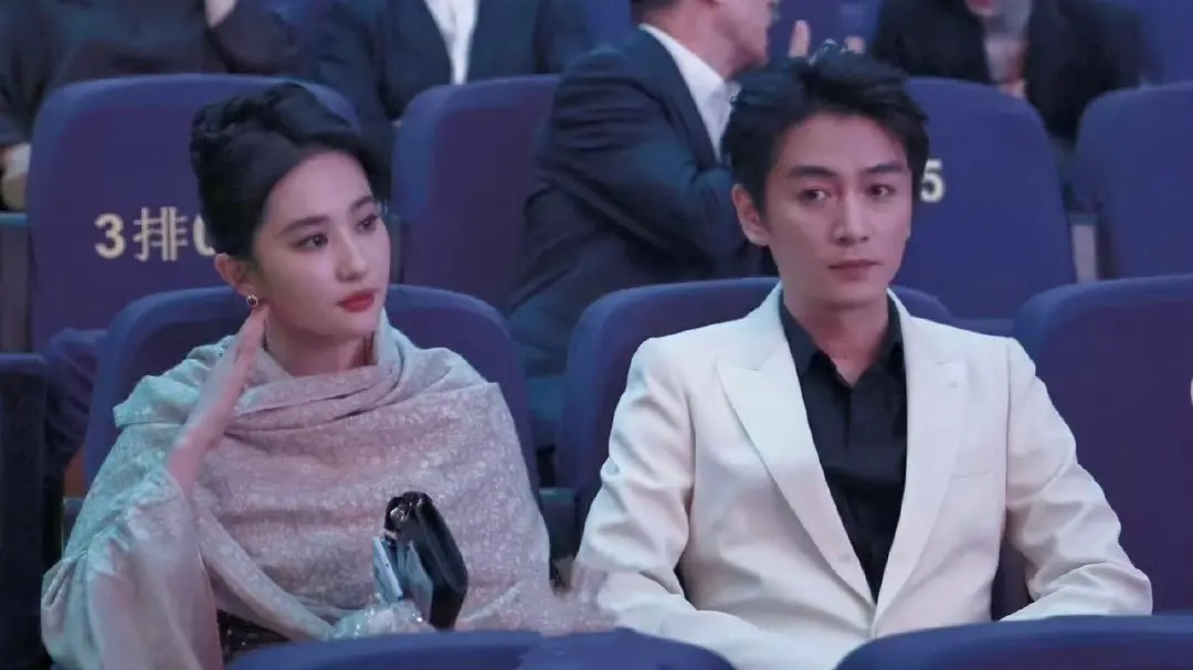 ▲大陸男星陳曉（右）於2025電視劇導演大會上亮相，主辦方安排他和劉亦菲（左）坐一起，離婚後的他狀態非常好。（圖／取自微博）