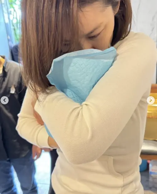 ▲陳珮騏最後擁抱寵物狗「寶寶」。（圖／陳珮騏IG）