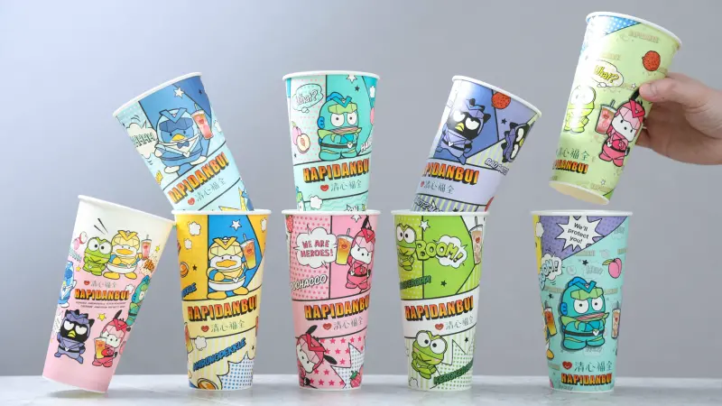 ▲清心福全新店開幕買一送一！5月特調「現折10元」。聯名三麗鷗男團HAPIDANBUI漫畫風紙杯開搶人魚漢頓、帕恰狗等9款，貼紙、胸針、提袋等周邊商品一覽。茶裏王快閃活動免費喝「綠茶玉露」新品。（圖／清心福全提供）