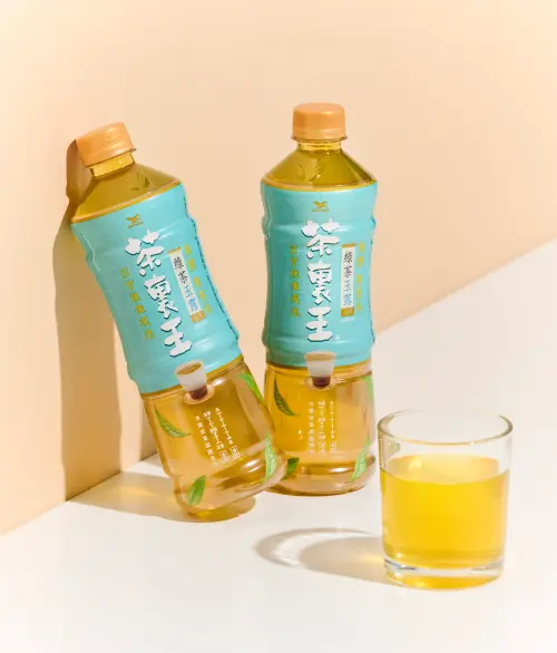 ▲茶裏王新品「綠茶玉露」開喝。（圖／茶裏王提供）