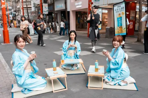 ▲茶裏王快閃活動，在中山商圈、東區商圈捕捉和服女子免費喝「綠茶玉露」新品。（圖／茶裏王提供）